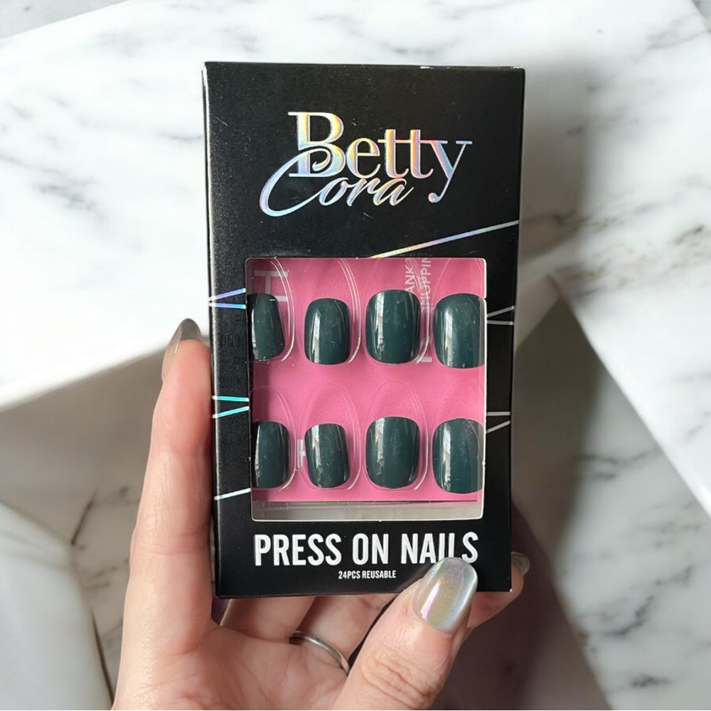 Betty Cora Press On Nails